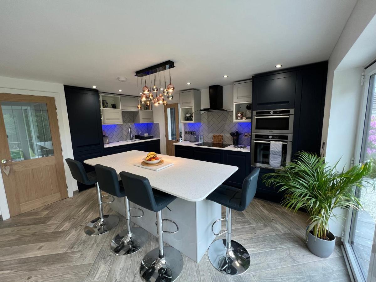 Stylish Modern Home With Parking Enclosed Garden Holyhead Εξωτερικό φωτογραφία