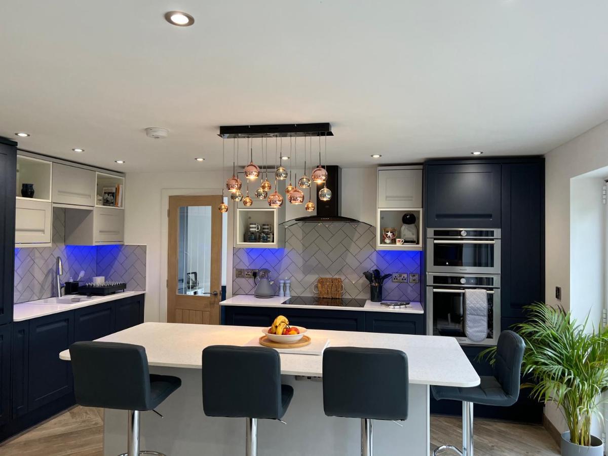 Stylish Modern Home With Parking Enclosed Garden Holyhead Εξωτερικό φωτογραφία
