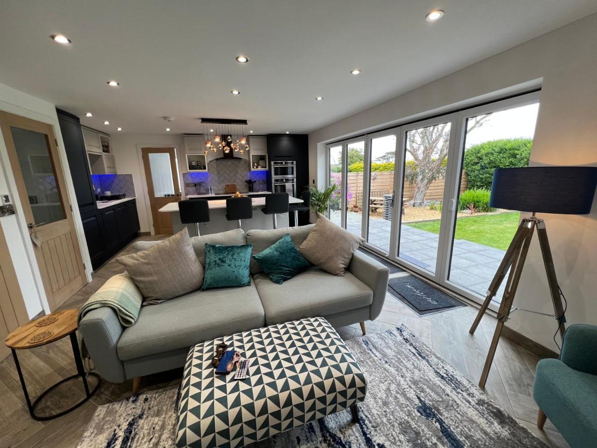 Stylish Modern Home With Parking Enclosed Garden Holyhead Εξωτερικό φωτογραφία