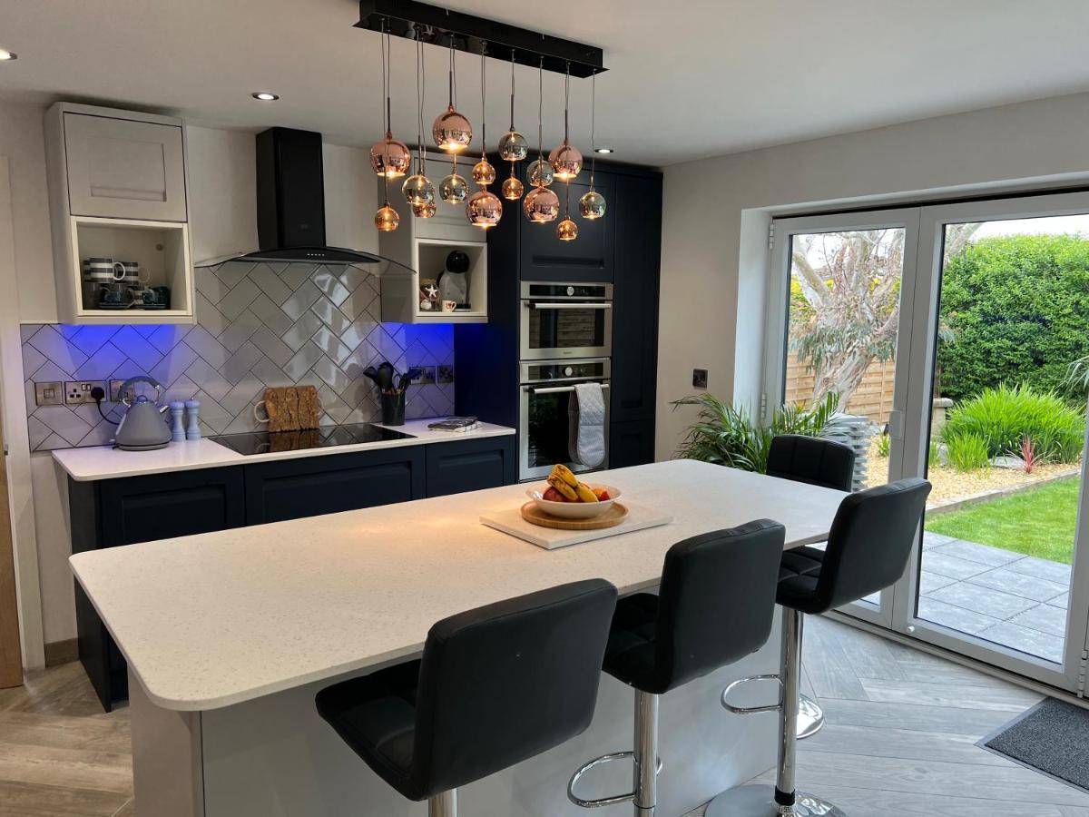 Stylish Modern Home With Parking Enclosed Garden Holyhead Εξωτερικό φωτογραφία