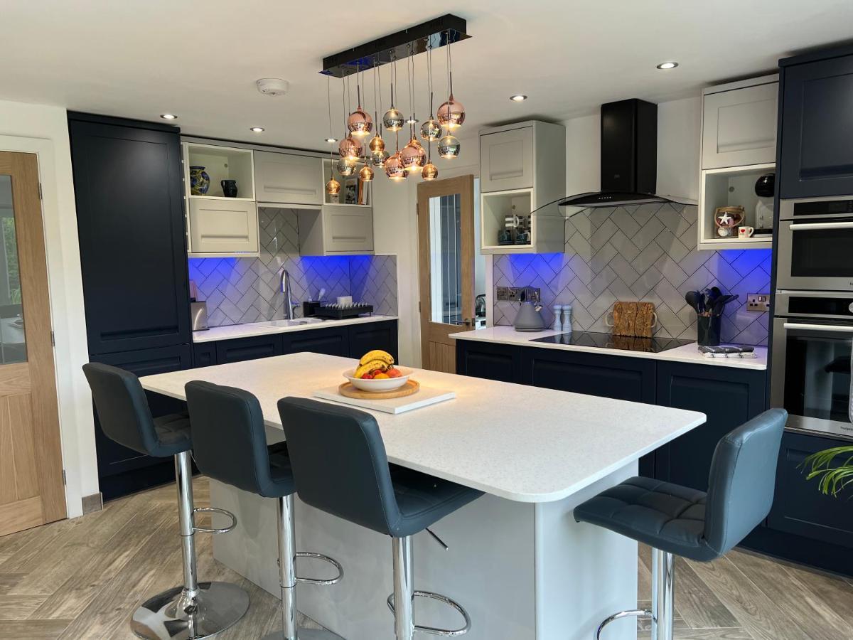 Stylish Modern Home With Parking Enclosed Garden Holyhead Εξωτερικό φωτογραφία