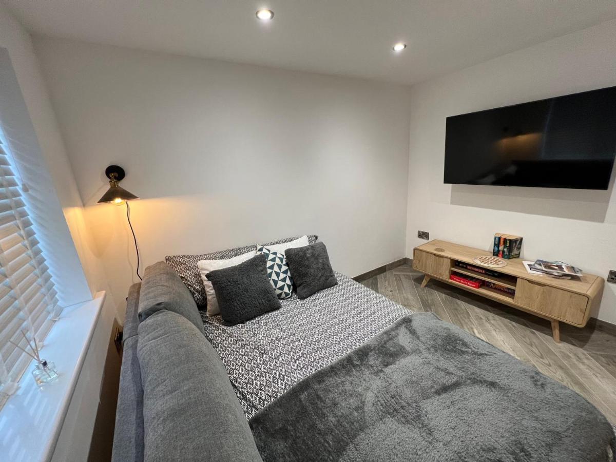 Stylish Modern Home With Parking Enclosed Garden Holyhead Εξωτερικό φωτογραφία