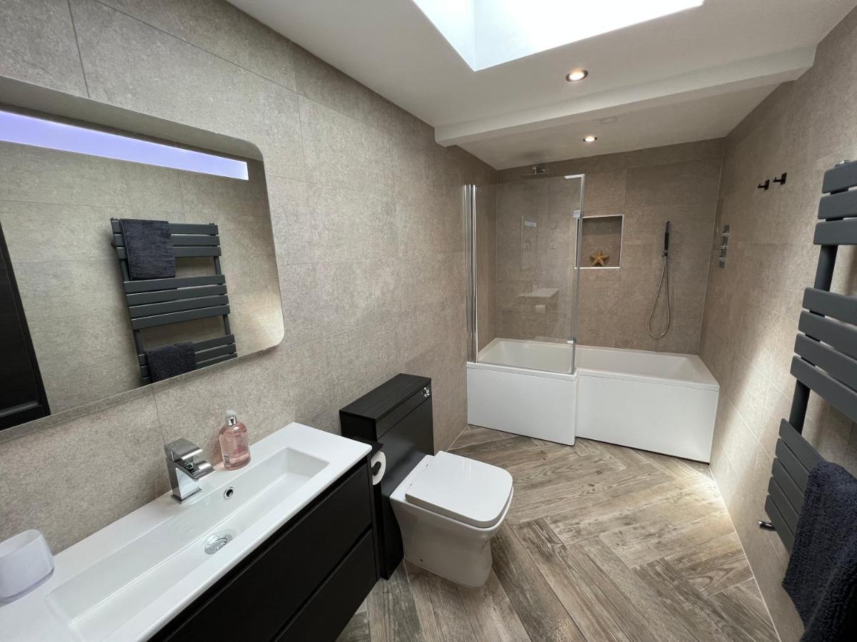 Stylish Modern Home With Parking Enclosed Garden Holyhead Εξωτερικό φωτογραφία