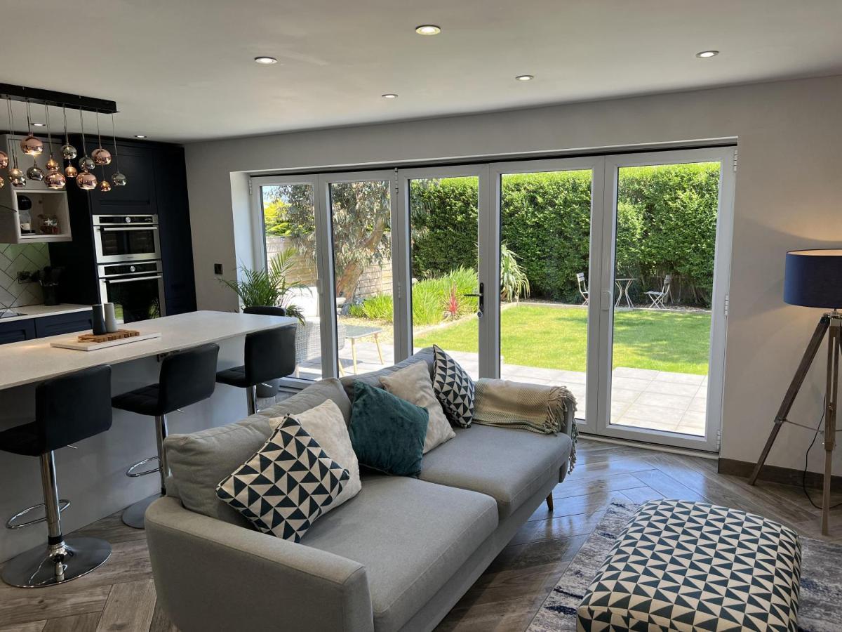 Stylish Modern Home With Parking Enclosed Garden Holyhead Εξωτερικό φωτογραφία