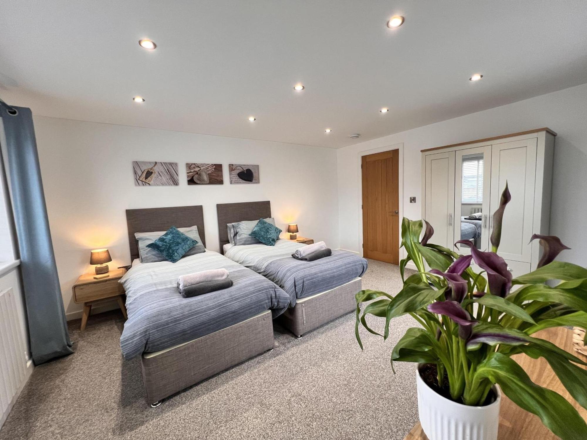 Stylish Modern Home With Parking Enclosed Garden Holyhead Εξωτερικό φωτογραφία