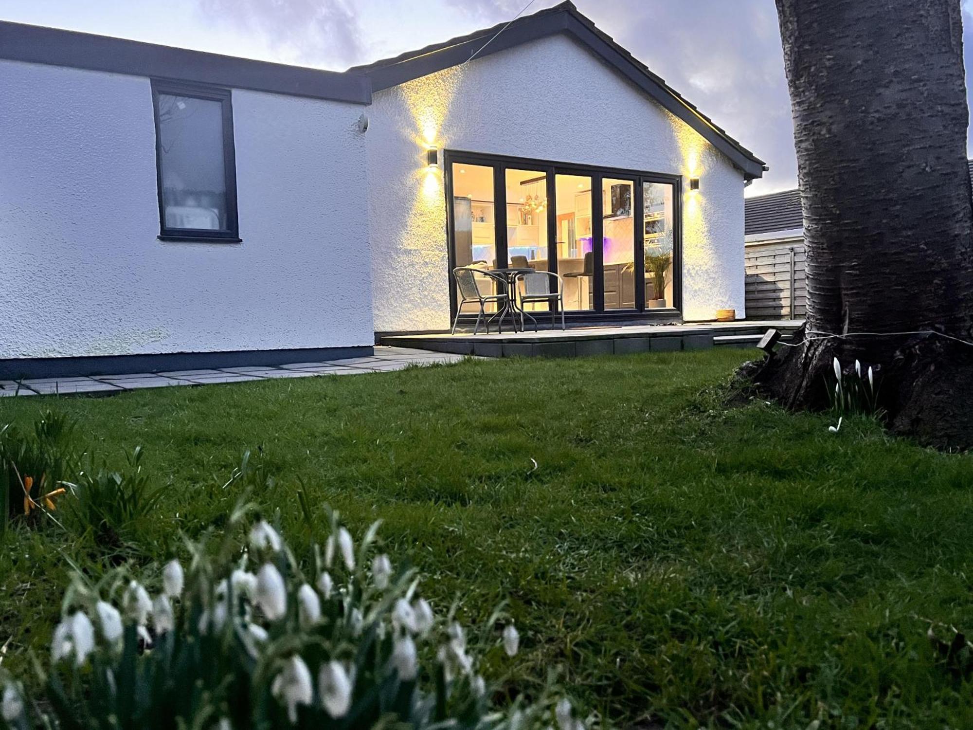 Stylish Modern Home With Parking Enclosed Garden Holyhead Εξωτερικό φωτογραφία
